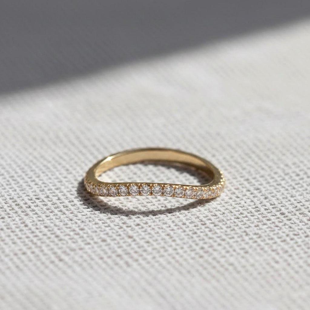 14k Solid Gold Minimalist Curved Moissanite Wedding Band / Sustainable Wedding Band for Women / Moissanite Ring / Chevron Moissanite