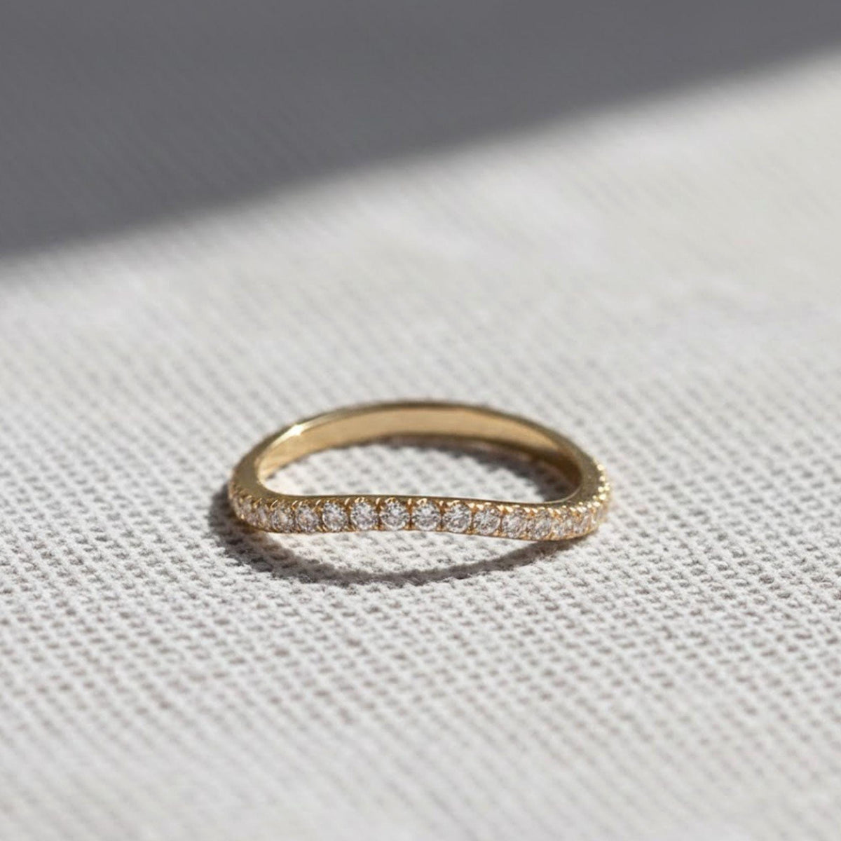 14k Solid Gold Minimalist Curved Moissanite Wedding Band / Sustainable Wedding Band for Women / Moissanite Ring / Chevron Moissanite