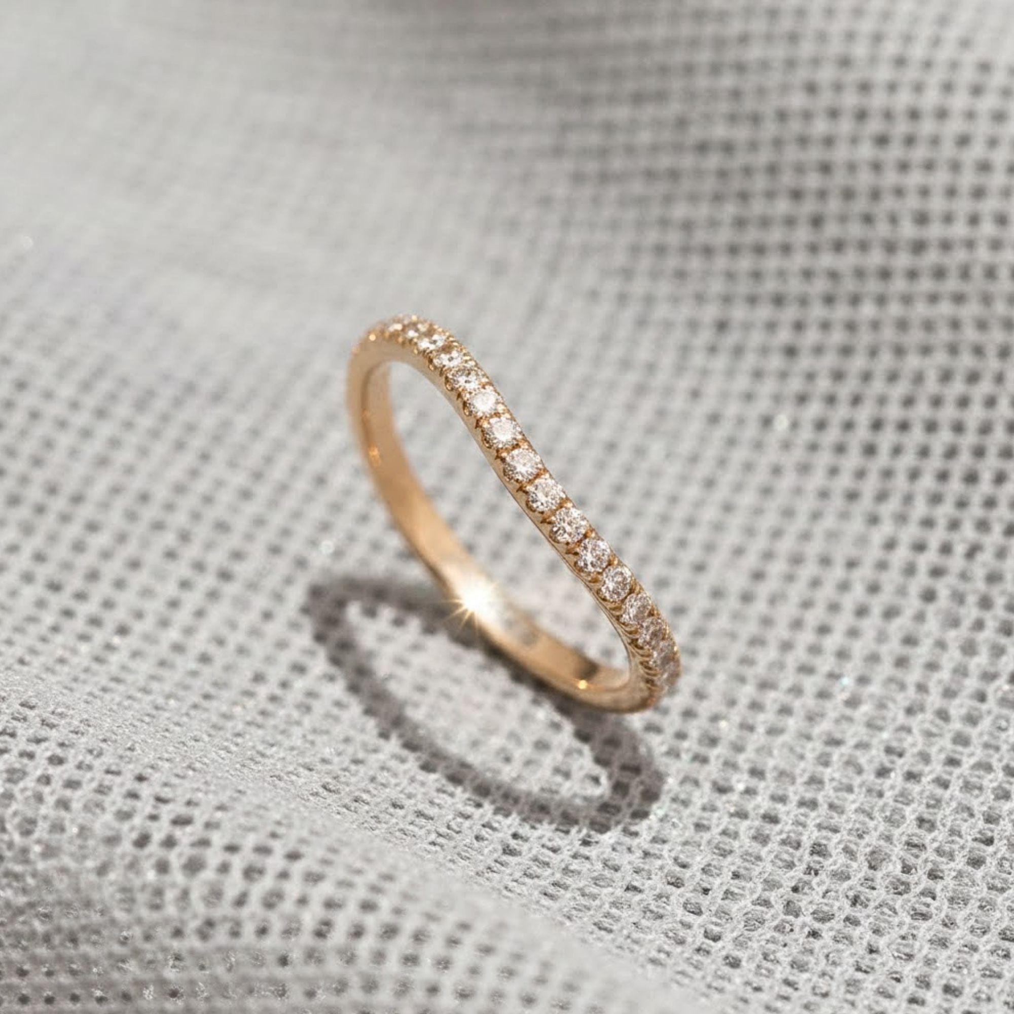 14k Solid Gold Minimalist Curved Moissanite Wedding Band / Sustainable Wedding Band for Women / Moissanite Ring / Chevron Moissanite