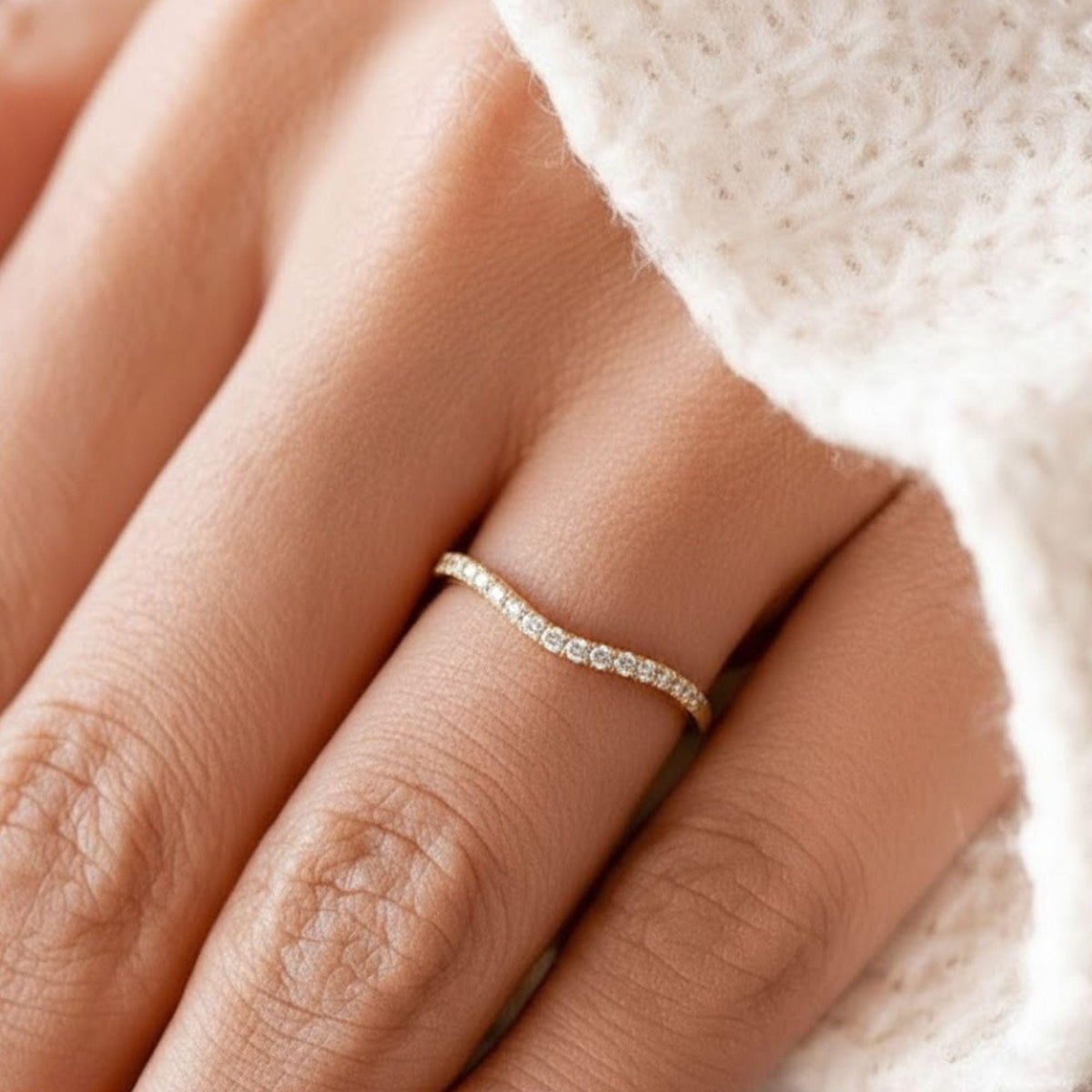 14k Solid Gold Minimalist Curved Moissanite Wedding Band / Sustainable Wedding Band for Women / Moissanite Ring / Chevron Moissanite